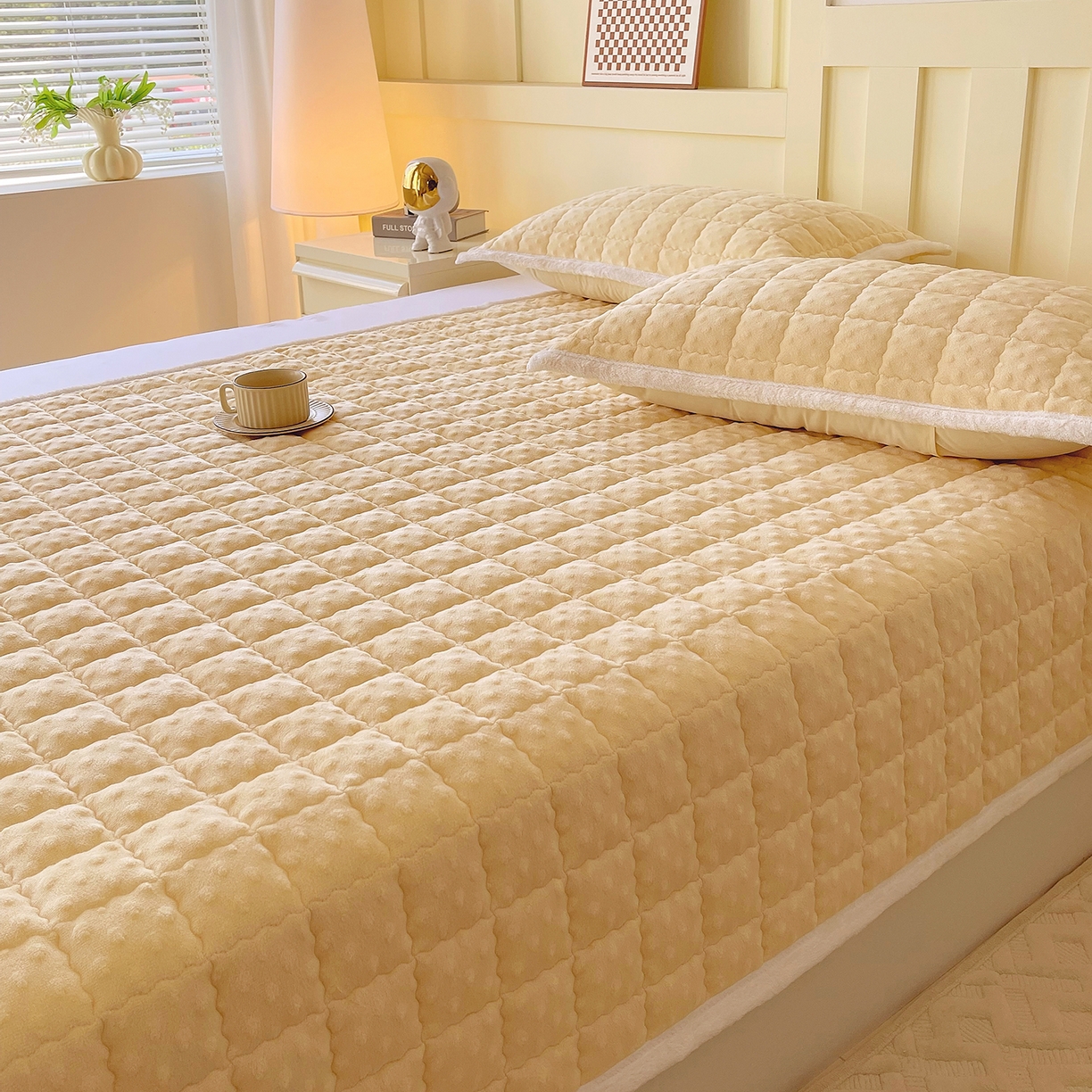 91家纺网 家纺一手货源 找家纺 金鑫汇家纺 2025新款加厚牛奶豆豆绒暖绒包边床褥垫 成人床：豆豆绒床褥垫：黄色