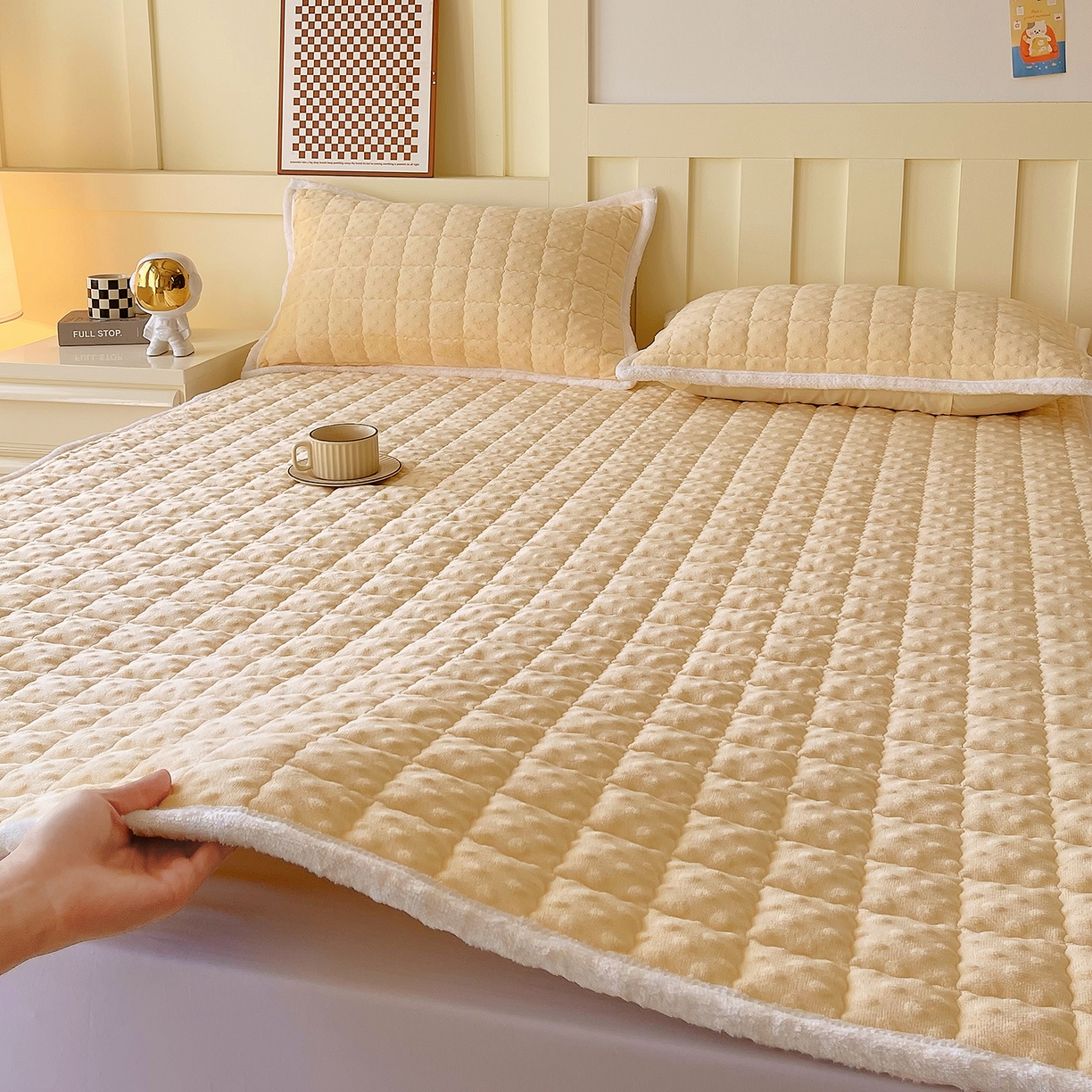 91家纺网 家纺一手货源 找家纺 金鑫汇家纺 2025新款加厚牛奶豆豆绒暖绒包边床褥垫 成人床：豆豆绒床褥垫：黄色