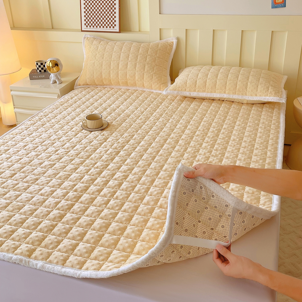 91家纺网 家纺一手货源 找家纺 金鑫汇家纺 2025新款加厚牛奶豆豆绒暖绒包边床褥垫 成人床：豆豆绒床褥垫：黄色