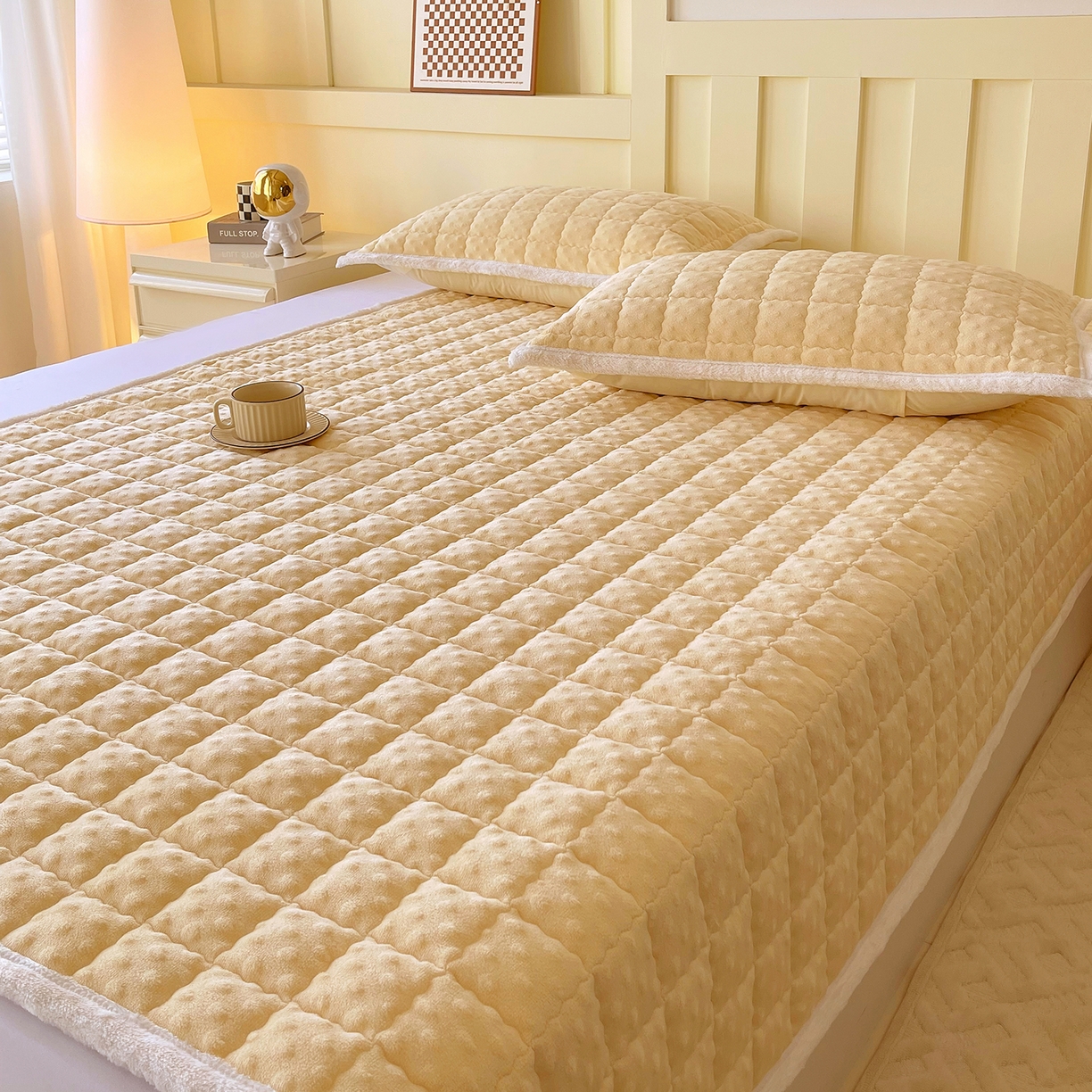 91家纺网 家纺一手货源 找家纺 金鑫汇家纺 2025新款加厚牛奶豆豆绒暖绒包边床褥垫 成人床：豆豆绒床褥垫：黄色