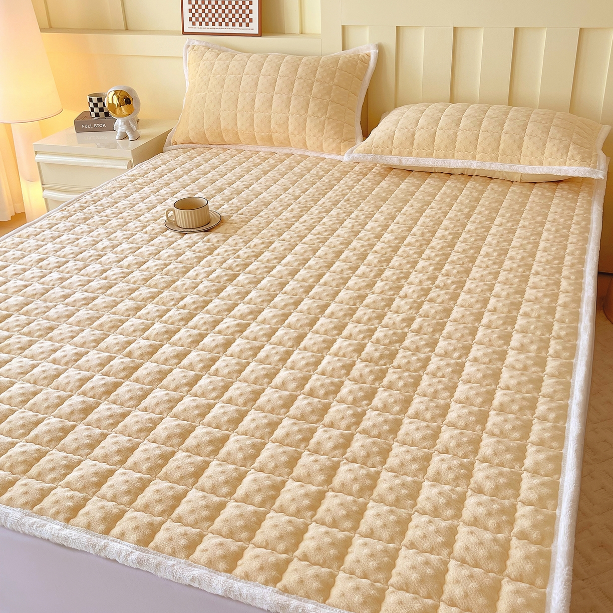 91家纺网 家纺一手货源 找家纺 金鑫汇家纺 2025新款加厚牛奶豆豆绒暖绒包边床褥垫 成人床：豆豆绒床褥垫：黄色