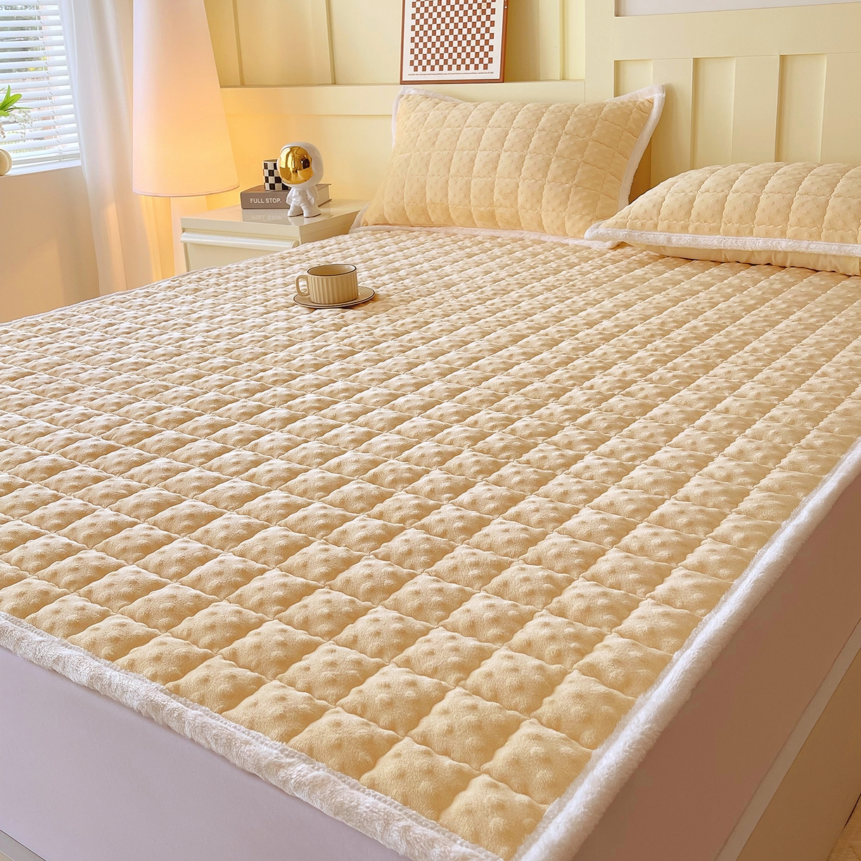 91家纺网 家纺一手货源 找家纺 金鑫汇家纺 2025新款加厚牛奶豆豆绒暖绒包边床褥垫 成人床：豆豆绒床褥垫：黄色