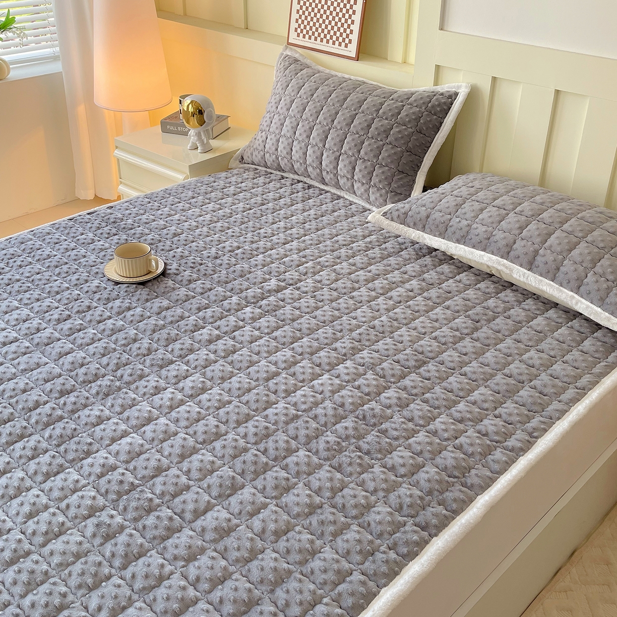 91家纺网 家纺一手货源 找家纺 金鑫汇家纺 2025新款加厚牛奶豆豆绒暖绒包边床褥垫 成人床：豆豆绒床褥垫：灰色