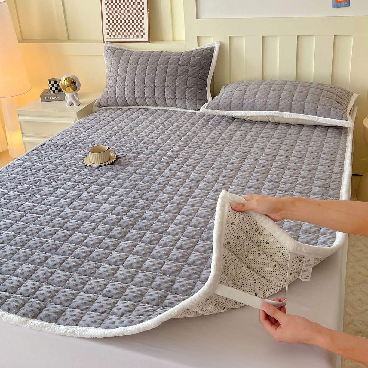 91家纺网 家纺一手货源 找家纺 金鑫汇家纺 2025新款加厚牛奶豆豆绒暖绒包边床褥垫 成人床：豆豆绒床褥垫：灰色