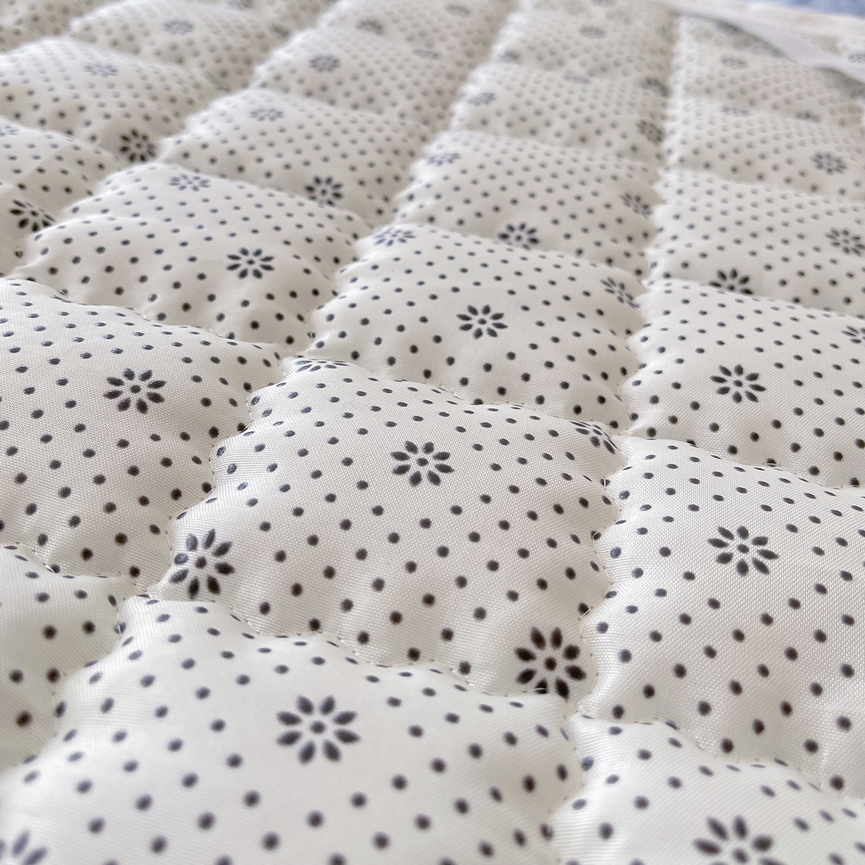 91家纺网 家纺一手货源 找家纺 金鑫汇家纺 2025新款加厚牛奶豆豆绒暖绒包边床褥垫 成人床：豆豆绒床褥垫：蓝色