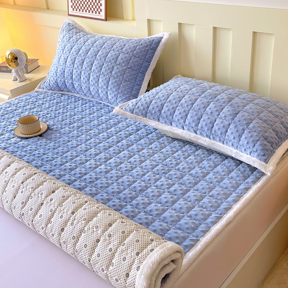 91家纺网 家纺一手货源 找家纺 金鑫汇家纺 2025新款加厚牛奶豆豆绒暖绒包边床褥垫 成人床：豆豆绒床褥垫：蓝色