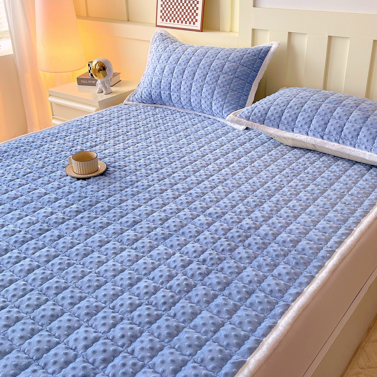 91家纺网 家纺一手货源 找家纺 金鑫汇家纺 2025新款加厚牛奶豆豆绒暖绒包边床褥垫 成人床：豆豆绒床褥垫：蓝色