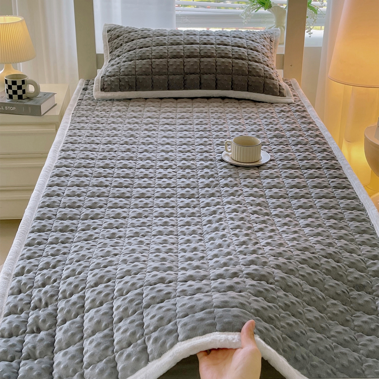 91家纺网 家纺一手货源 找家纺 （总）金鑫汇家纺 2025新款加厚牛奶豆豆绒暖绒包边床褥垫