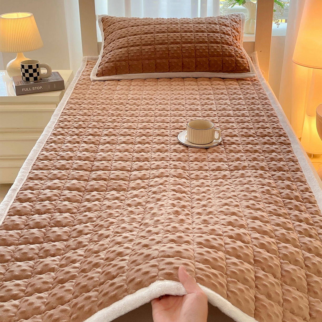 91家纺网 家纺一手货源 找家纺 （总）金鑫汇家纺 2025新款加厚牛奶豆豆绒暖绒包边床褥垫