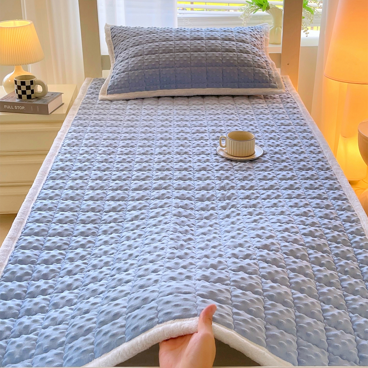 91家纺网 家纺一手货源 找家纺 （总）金鑫汇家纺 2025新款加厚牛奶豆豆绒暖绒包边床褥垫