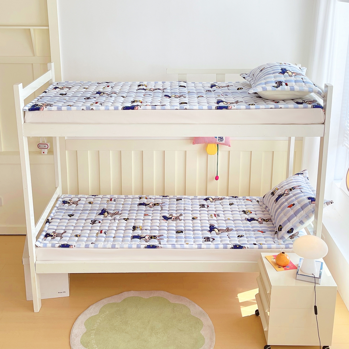 91家纺网 家纺一手货源 找家纺 金鑫汇家纺 2025新款加厚牛奶豆豆绒暖绒包边床褥垫 学生床：兔子警官