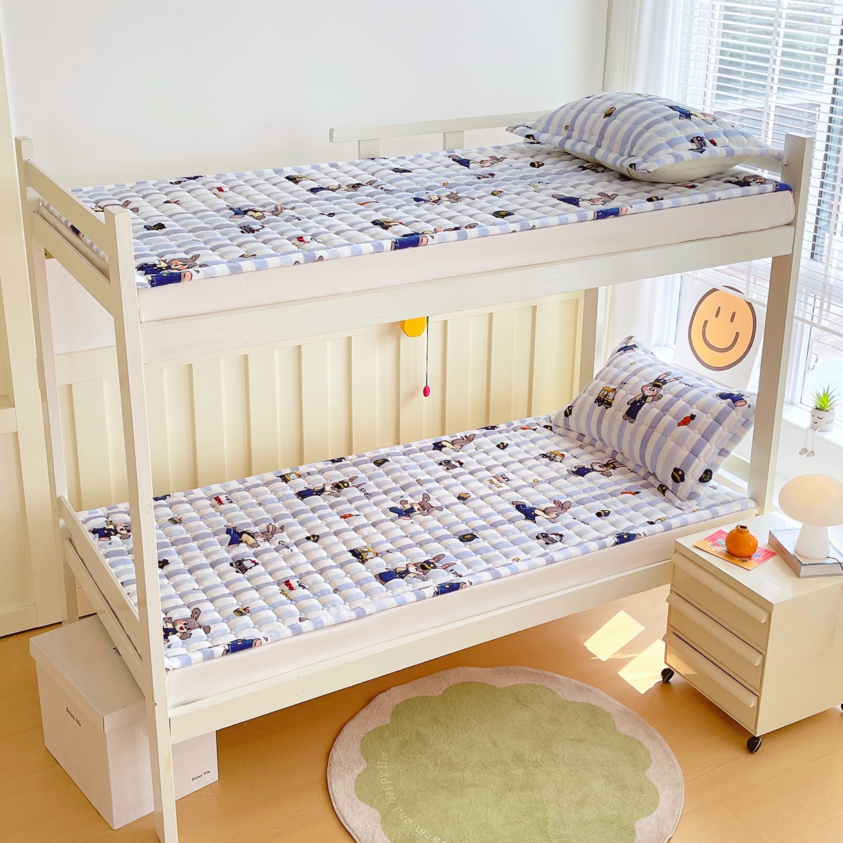 91家纺网 家纺一手货源 找家纺 金鑫汇家纺 2025新款加厚牛奶豆豆绒暖绒包边床褥垫 学生床：兔子警官