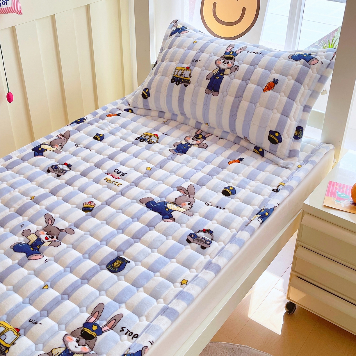 91家纺网 家纺一手货源 找家纺 金鑫汇家纺 2025新款加厚牛奶豆豆绒暖绒包边床褥垫 学生床：兔子警官