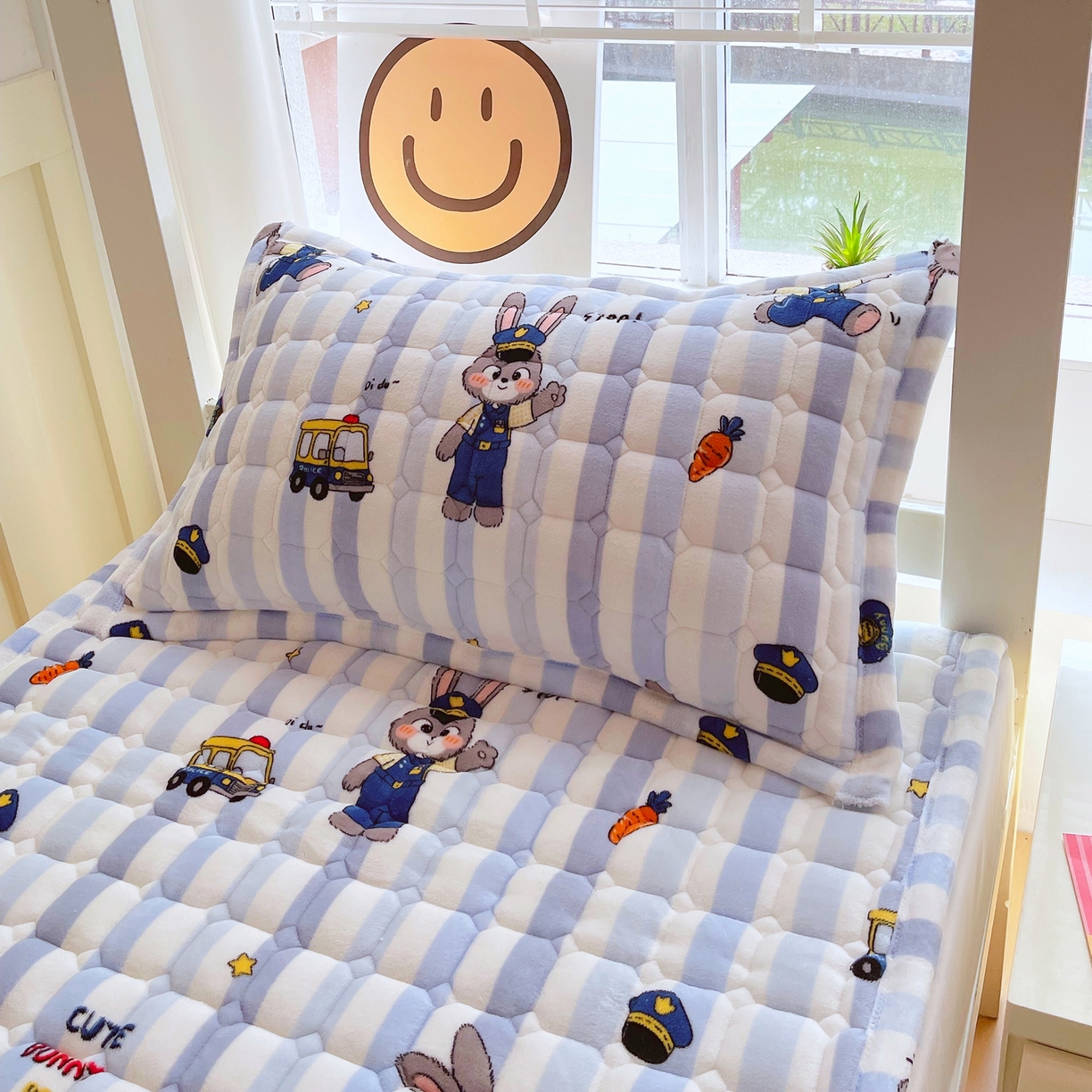 91家纺网 家纺一手货源 找家纺 金鑫汇家纺 2025新款加厚牛奶豆豆绒暖绒包边床褥垫 学生床：兔子警官