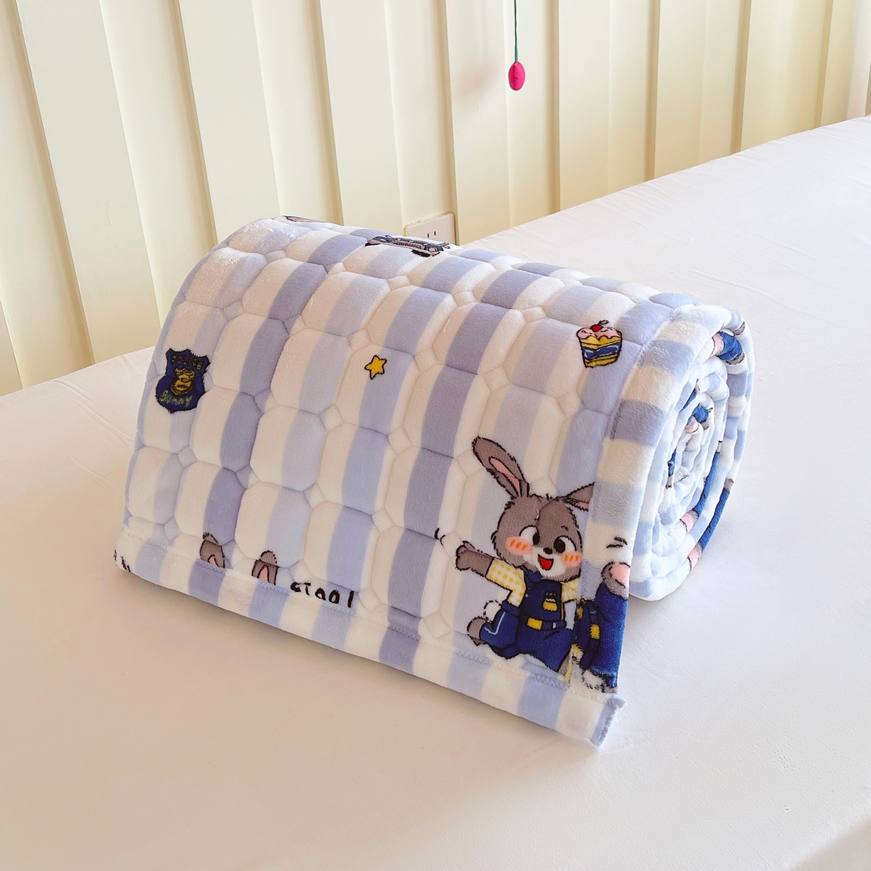 91家纺网 家纺一手货源 找家纺 金鑫汇家纺 2025新款加厚牛奶豆豆绒暖绒包边床褥垫 学生床：兔子警官