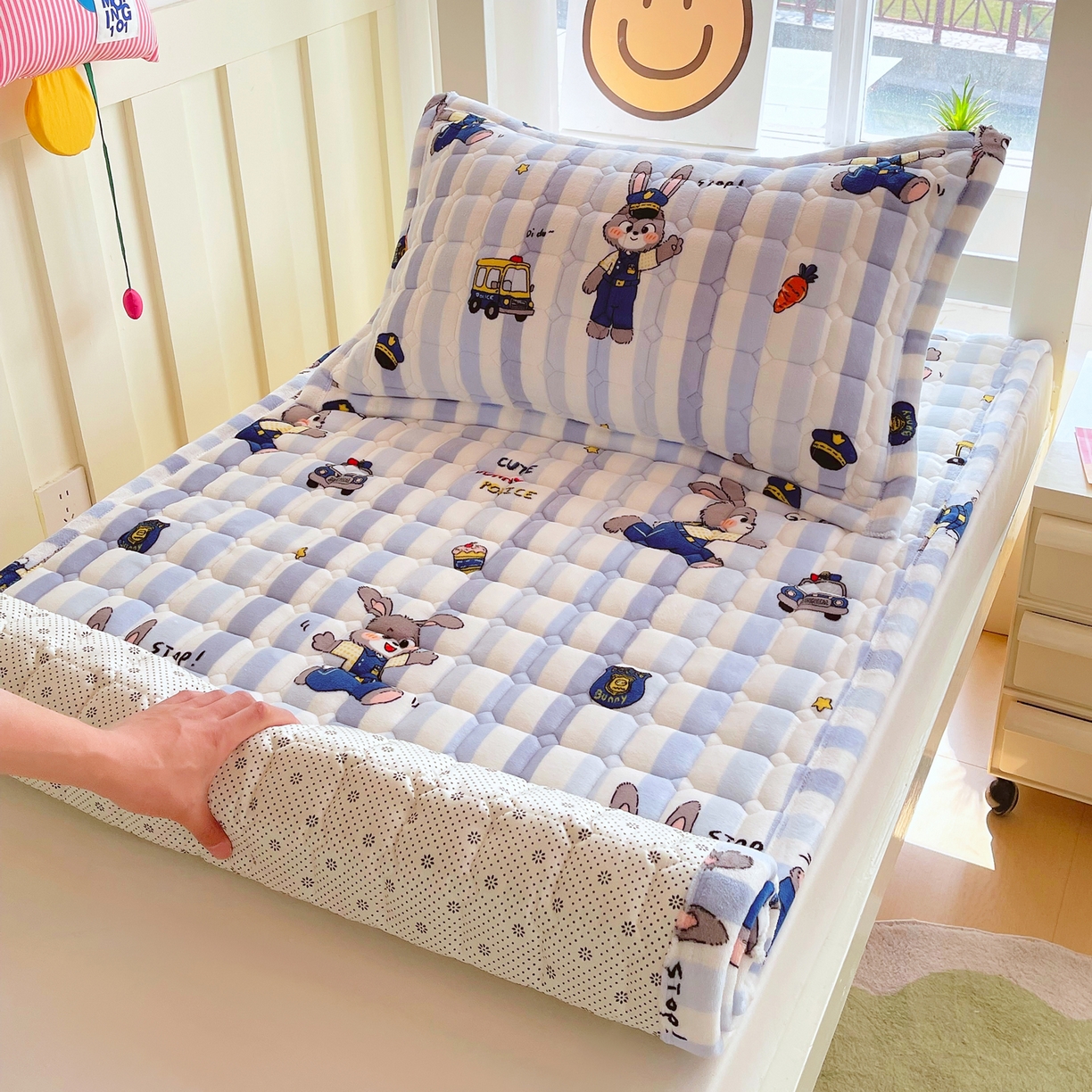 91家纺网 家纺一手货源 找家纺 金鑫汇家纺 2025新款加厚牛奶豆豆绒暖绒包边床褥垫 学生床：兔子警官