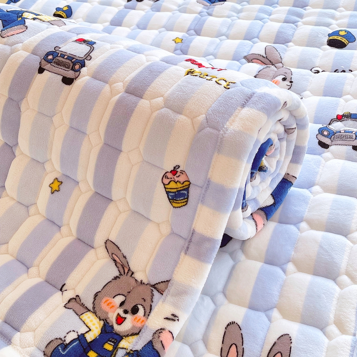 91家纺网 家纺一手货源 找家纺 金鑫汇家纺 2025新款加厚牛奶豆豆绒暖绒包边床褥垫 学生床：兔子警官