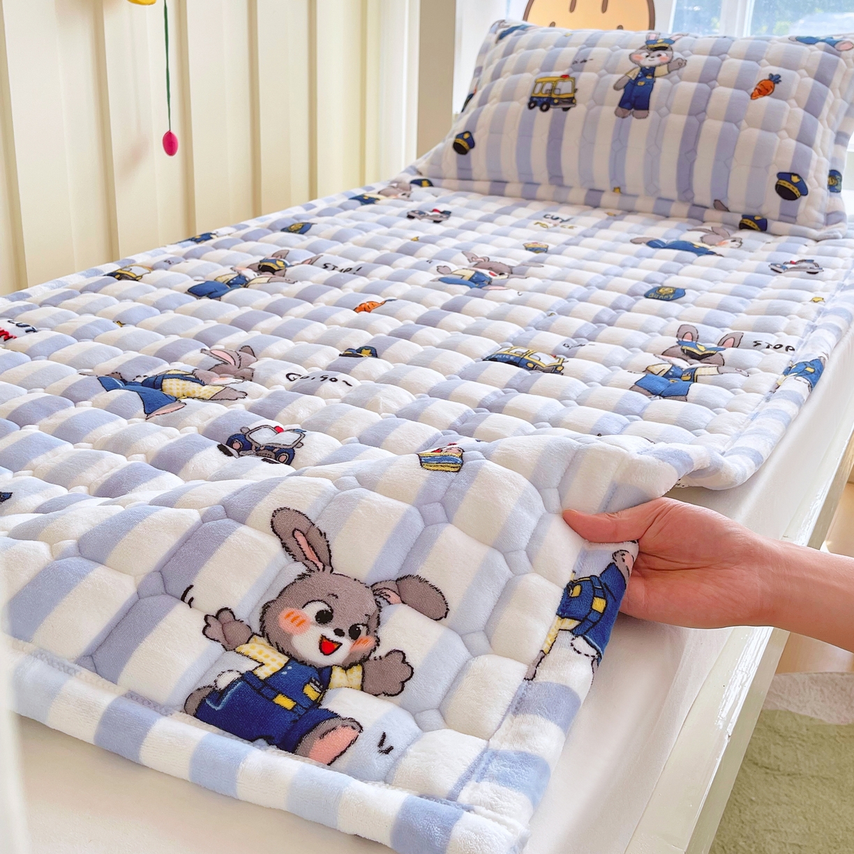91家纺网 家纺一手货源 找家纺 金鑫汇家纺 2025新款加厚牛奶豆豆绒暖绒包边床褥垫 学生床：兔子警官
