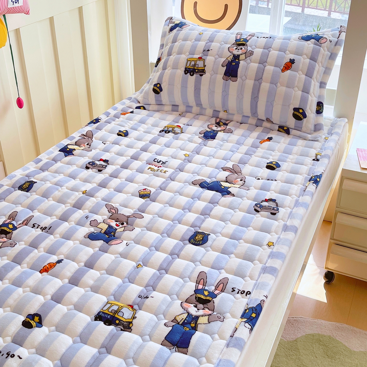 91家纺网 家纺一手货源 找家纺 金鑫汇家纺 2025新款加厚牛奶豆豆绒暖绒包边床褥垫 学生床：兔子警官