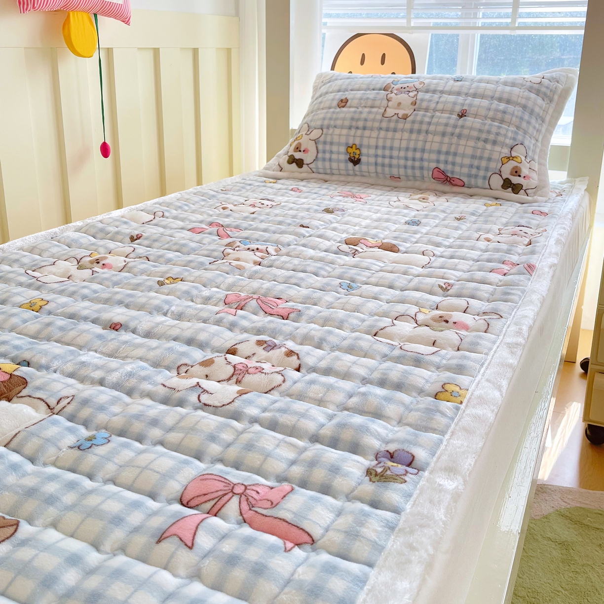 91家纺网 家纺一手货源 找家纺 金鑫汇家纺 2025新款加厚牛奶豆豆绒暖绒包边床褥垫 学生床：云绒小狗