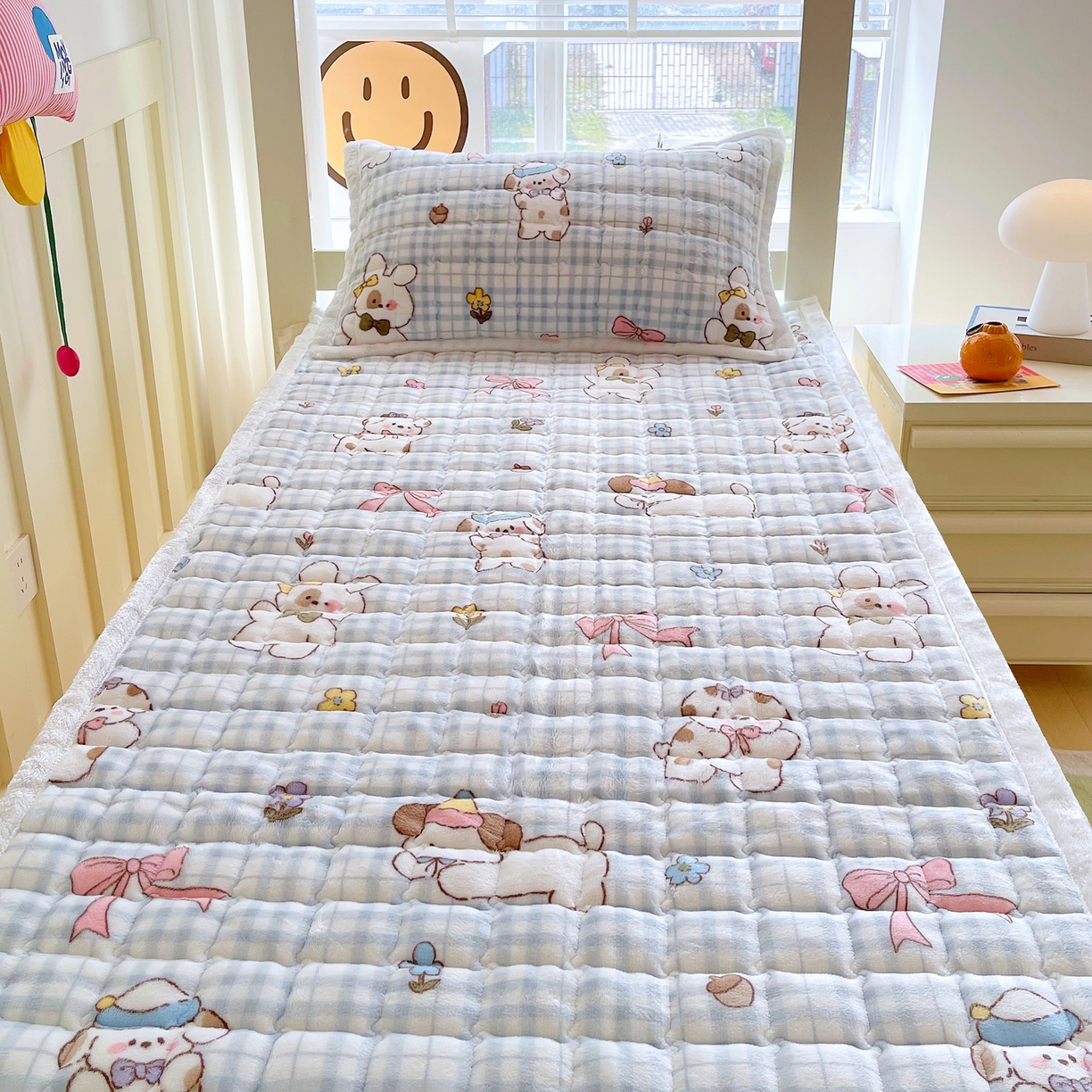 91家纺网 家纺一手货源 找家纺 金鑫汇家纺 2025新款加厚牛奶豆豆绒暖绒包边床褥垫 学生床：云绒小狗