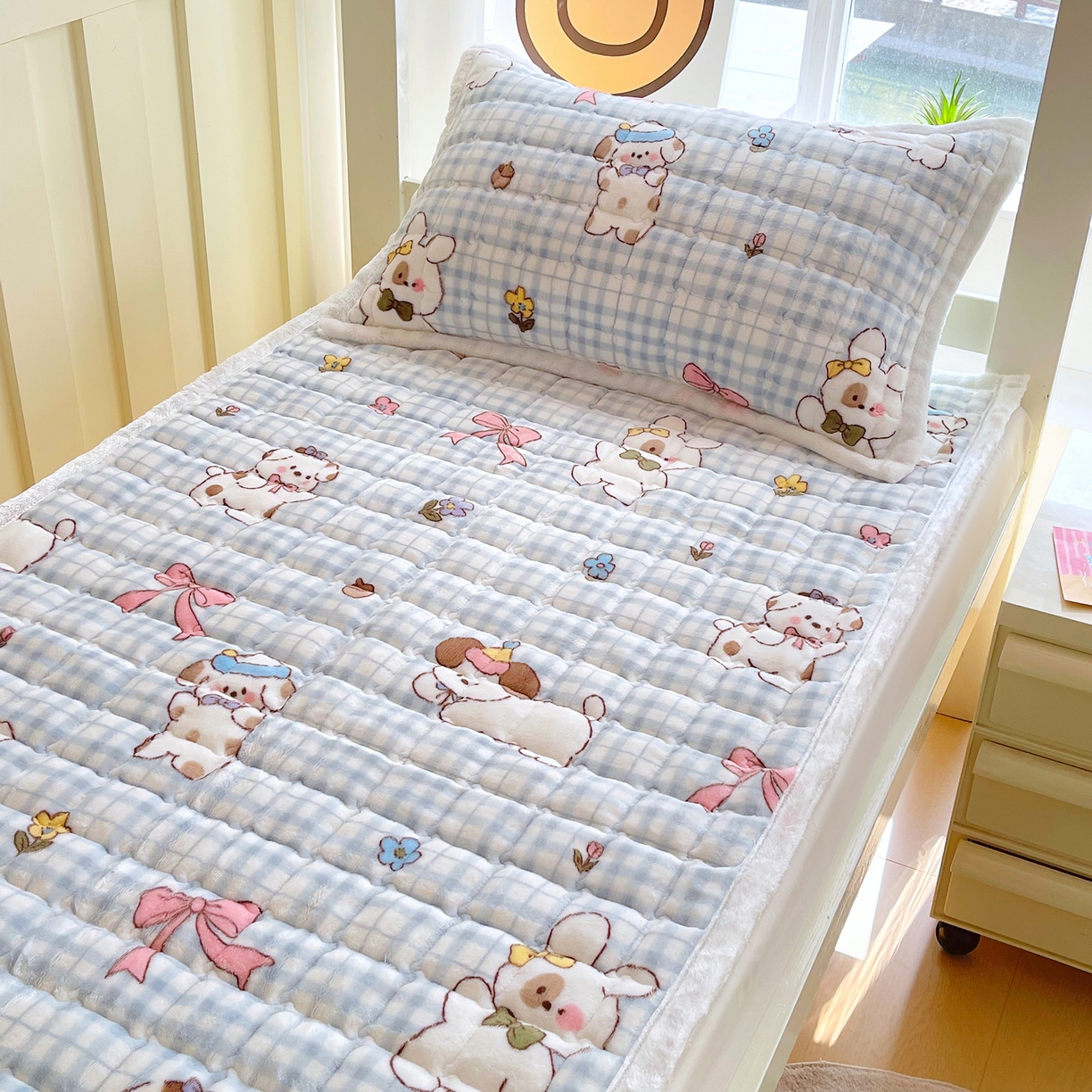 91家纺网 家纺一手货源 找家纺 金鑫汇家纺 2025新款加厚牛奶豆豆绒暖绒包边床褥垫 学生床：云绒小狗