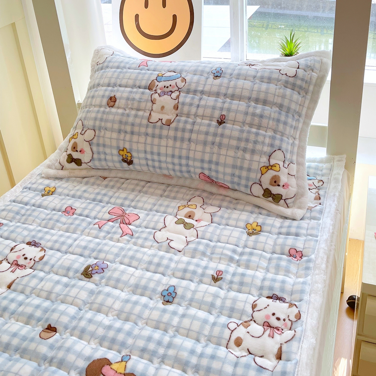 91家纺网 家纺一手货源 找家纺 金鑫汇家纺 2025新款加厚牛奶豆豆绒暖绒包边床褥垫 学生床：云绒小狗