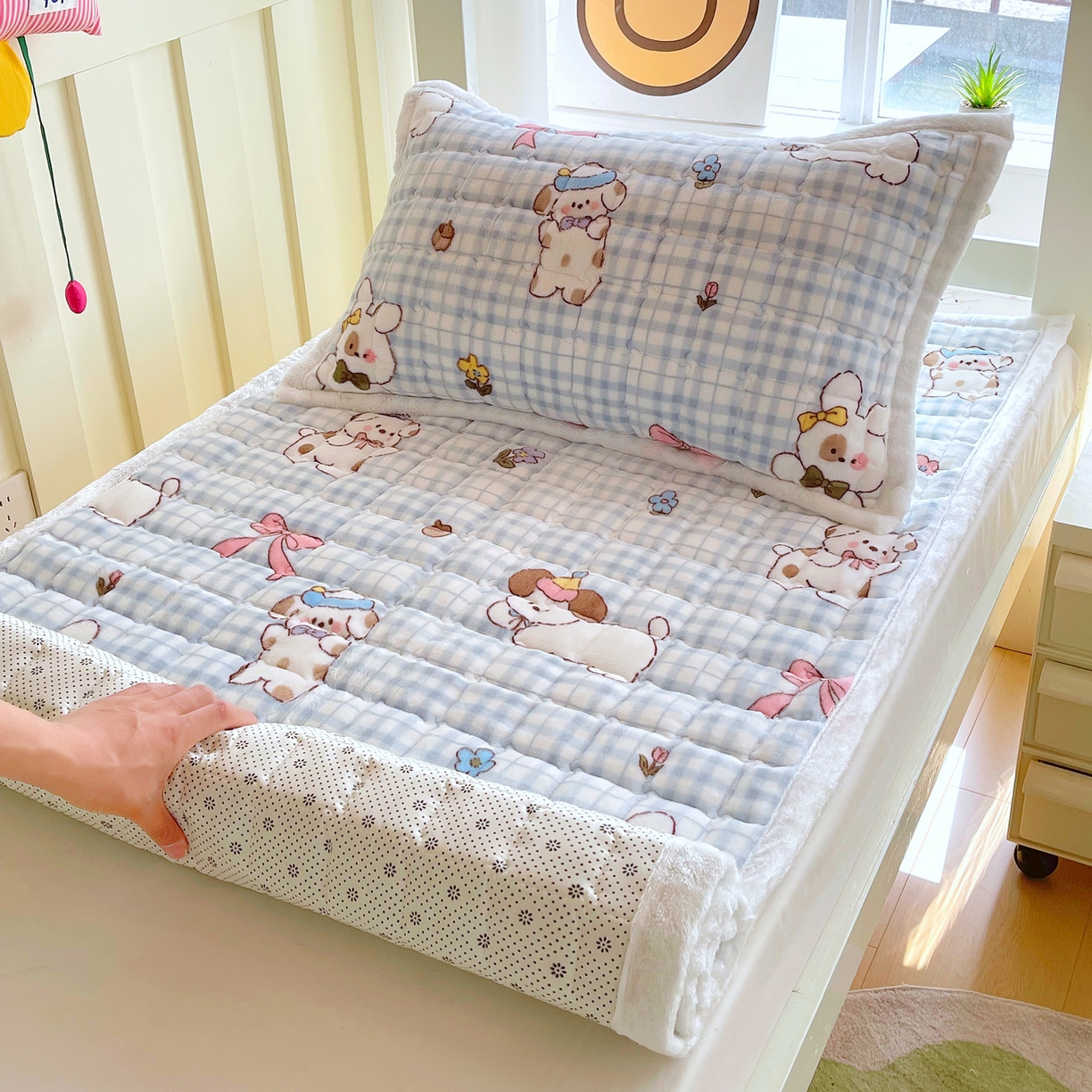 91家纺网 家纺一手货源 找家纺 金鑫汇家纺 2025新款加厚牛奶豆豆绒暖绒包边床褥垫 学生床：云绒小狗