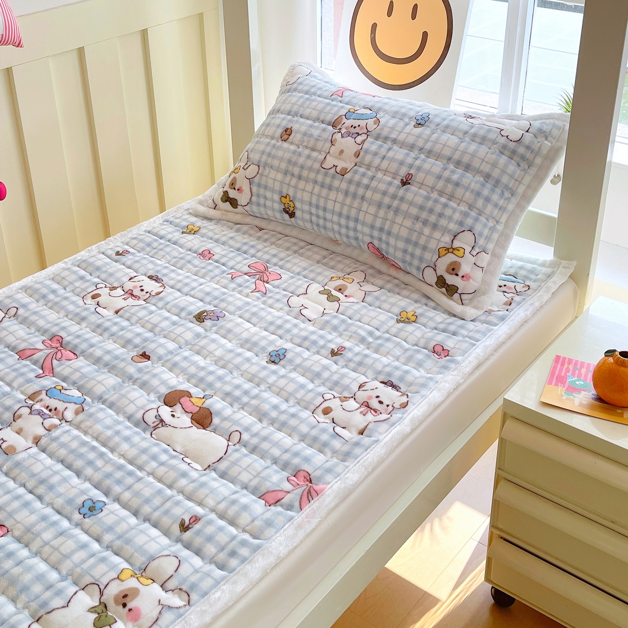 91家纺网 家纺一手货源 找家纺 金鑫汇家纺 2025新款加厚牛奶豆豆绒暖绒包边床褥垫 学生床：云绒小狗