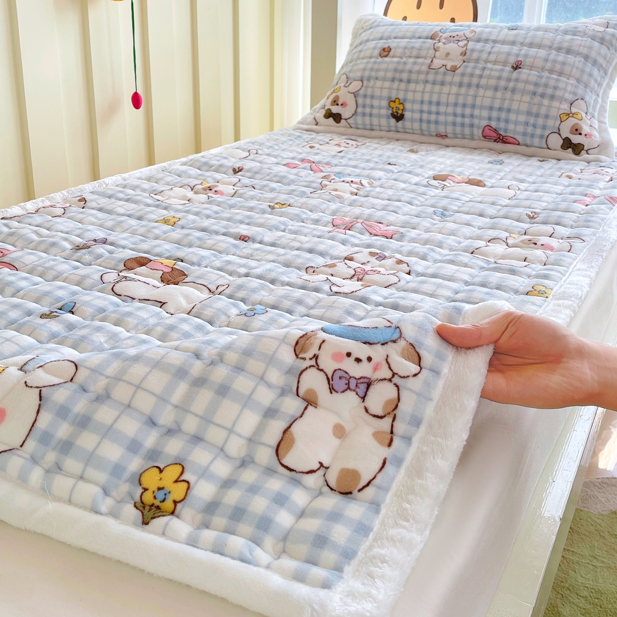 91家纺网 家纺一手货源 找家纺 金鑫汇家纺 2025新款加厚牛奶豆豆绒暖绒包边床褥垫 学生床：云绒小狗