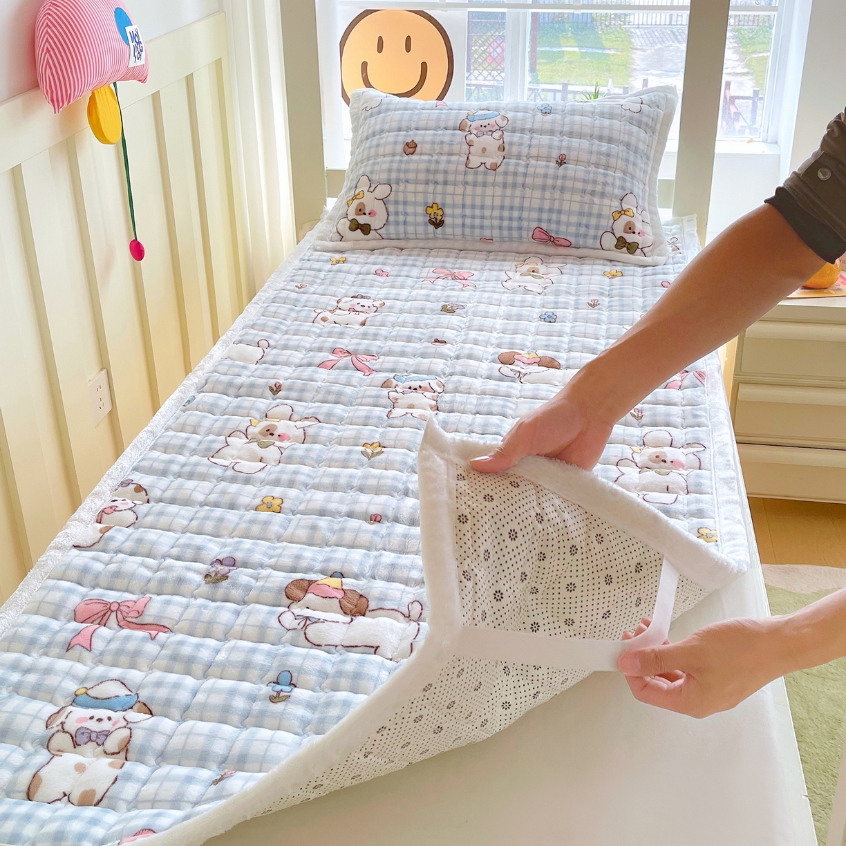 91家纺网 家纺一手货源 找家纺 金鑫汇家纺 2025新款加厚牛奶豆豆绒暖绒包边床褥垫 学生床：云绒小狗