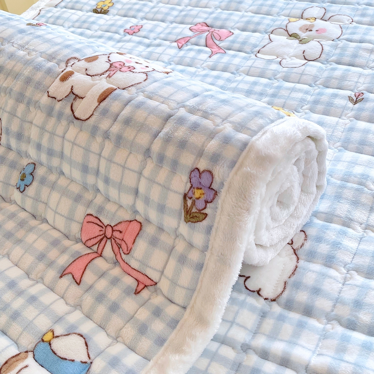 91家纺网 家纺一手货源 找家纺 金鑫汇家纺 2025新款加厚牛奶豆豆绒暖绒包边床褥垫 学生床：云绒小狗