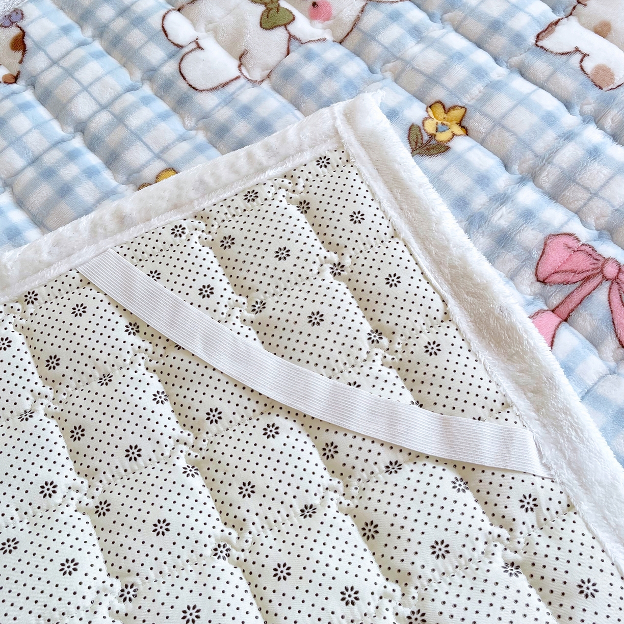 91家纺网 家纺一手货源 找家纺 金鑫汇家纺 2025新款加厚牛奶豆豆绒暖绒包边床褥垫 学生床：云绒小狗