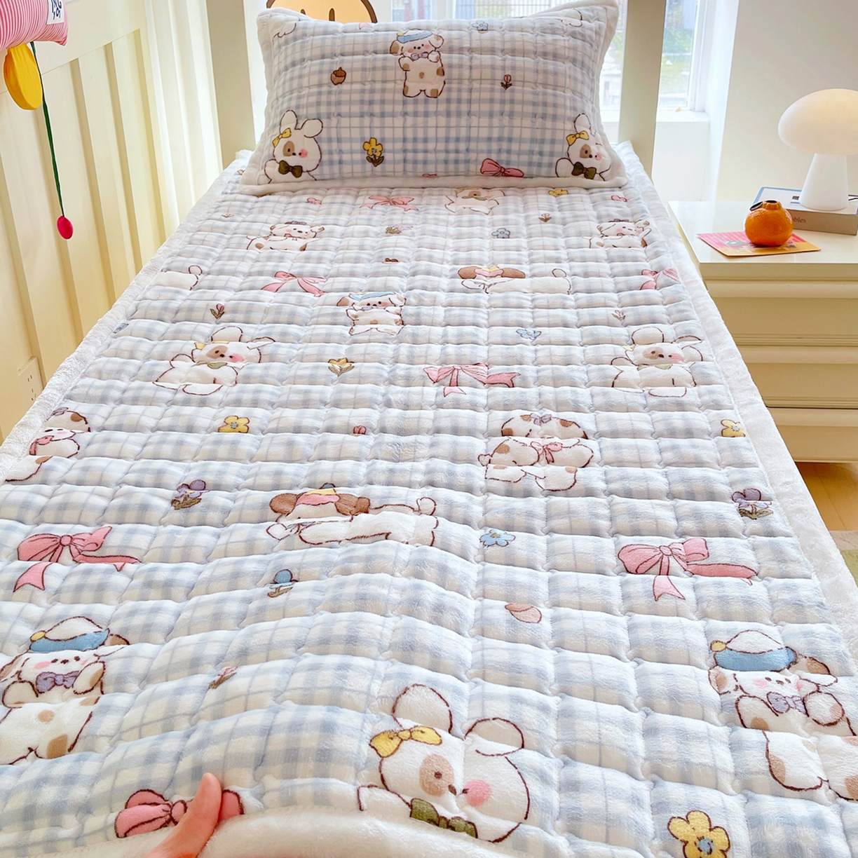 91家纺网 家纺一手货源 找家纺 金鑫汇家纺 2025新款加厚牛奶豆豆绒暖绒包边床褥垫 学生床：云绒小狗