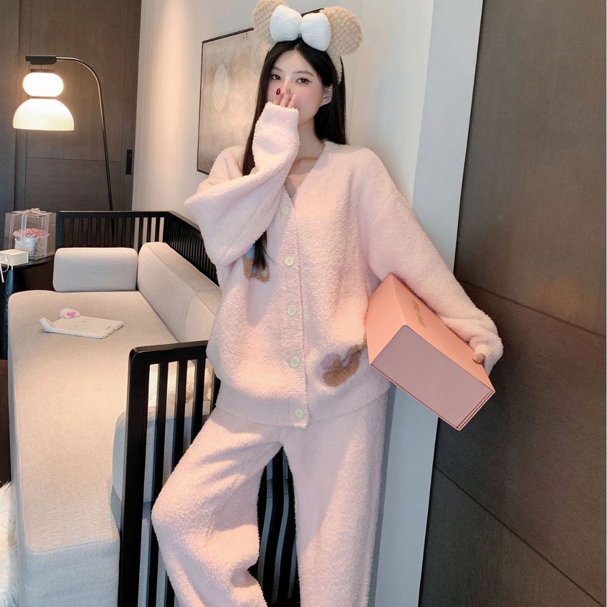 91家纺网 家纺一手货源 找家纺 洛兰沙家居馆 2025新款半边绒睡衣纯色珍珠扣圆领针织开衫外套秋冬新款气质小香风家居服 半边绒m7-小熊