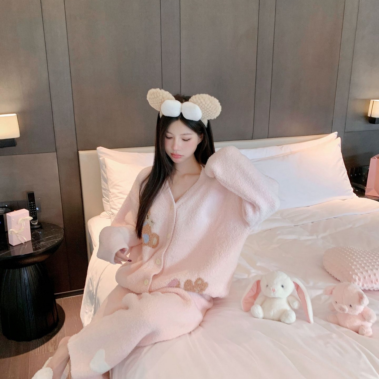 91家纺网 家纺一手货源 找家纺 洛兰沙家居馆 2025新款半边绒睡衣纯色珍珠扣圆领针织开衫外套秋冬新款气质小香风家居服 半边绒m7-小熊