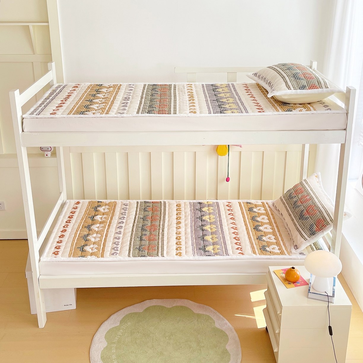 91家纺网 家纺一手货源 找家纺 金鑫汇家纺 2025新款加厚牛奶豆豆绒暖绒包边床褥垫 学生床：同心千鸟格