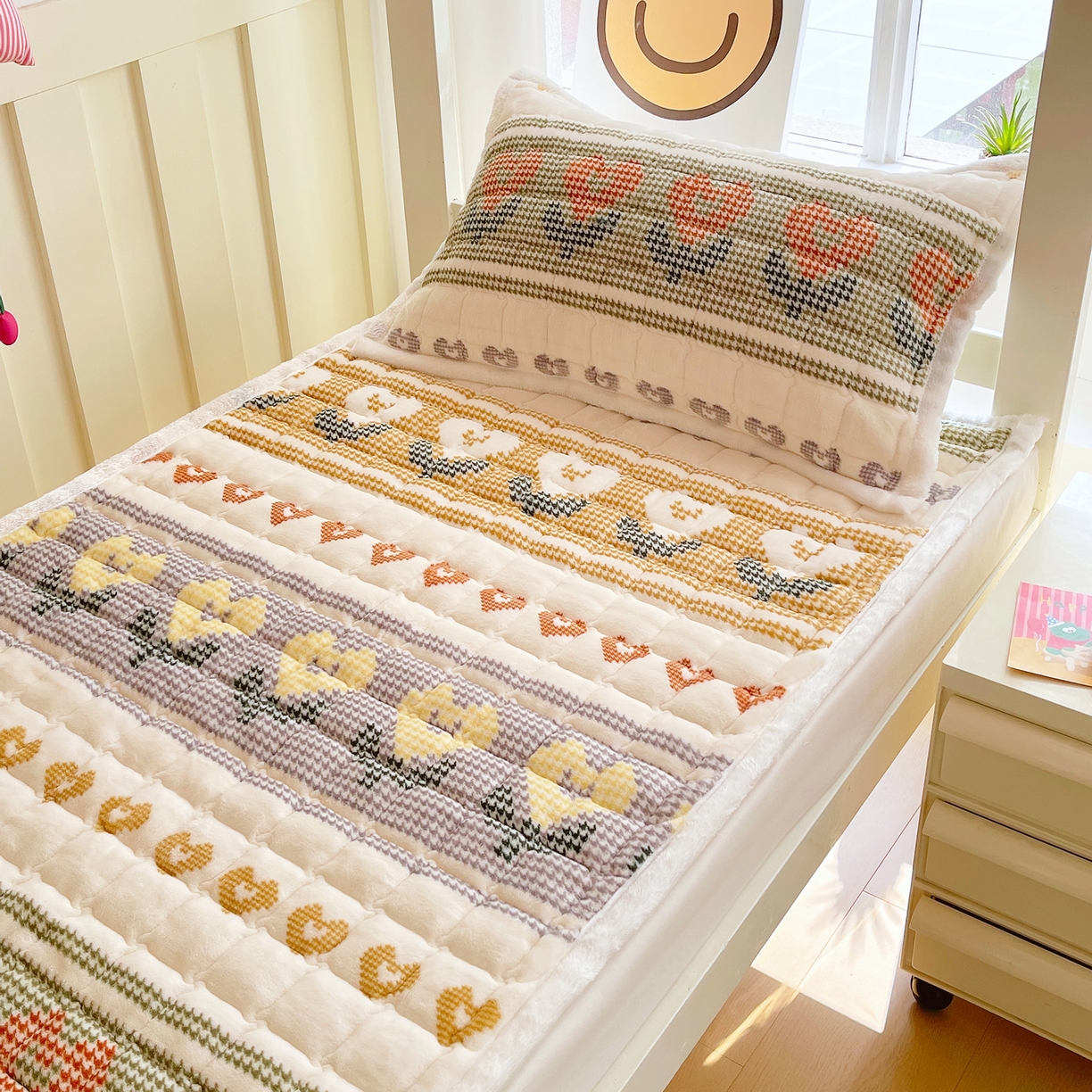 91家纺网 家纺一手货源 找家纺 金鑫汇家纺 2025新款加厚牛奶豆豆绒暖绒包边床褥垫 学生床：同心千鸟格