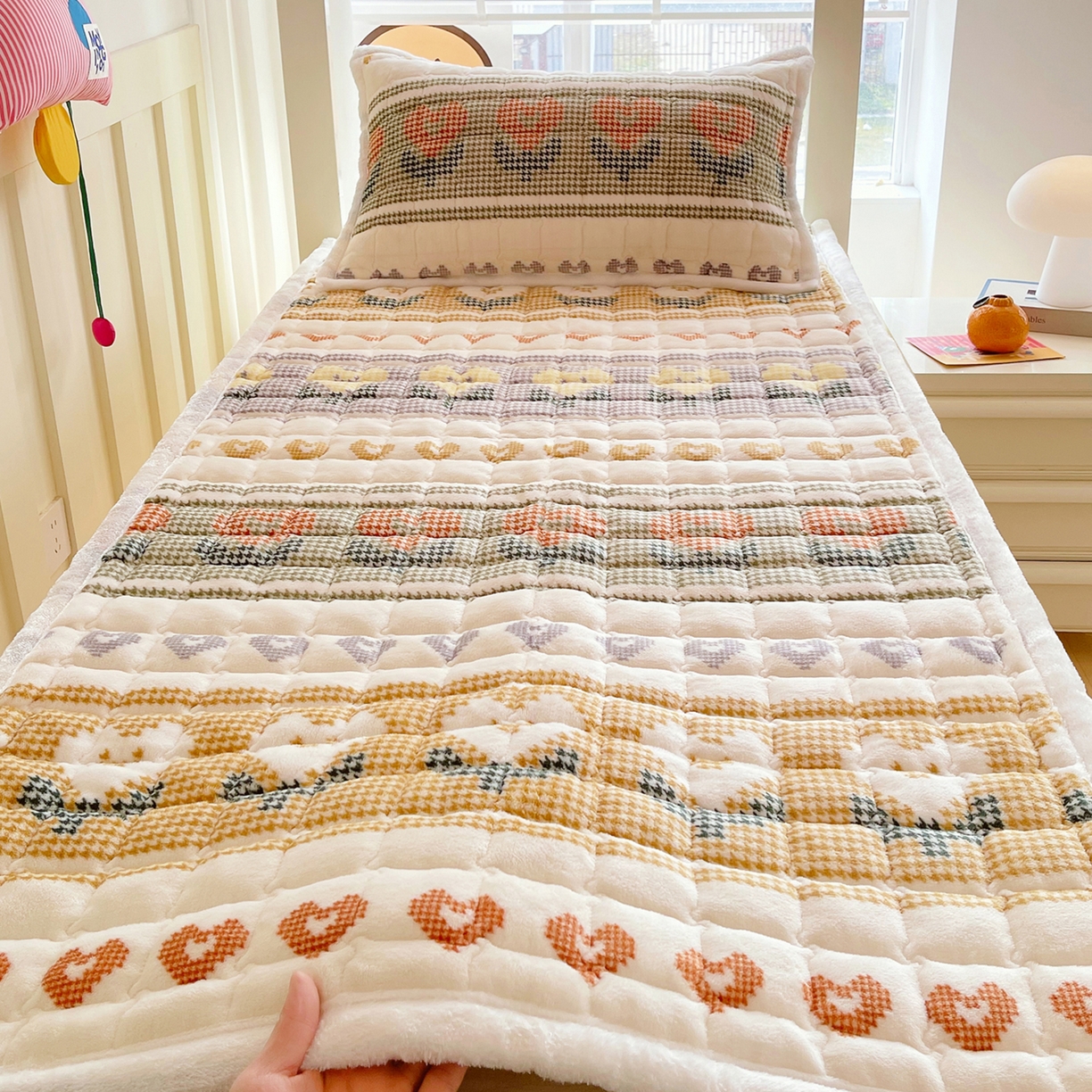 91家纺网 家纺一手货源 找家纺 金鑫汇家纺 2025新款加厚牛奶豆豆绒暖绒包边床褥垫 学生床：同心千鸟格