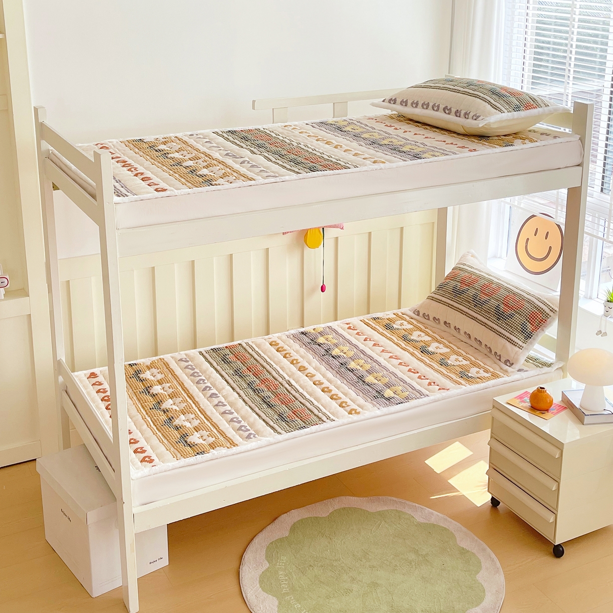 91家纺网 家纺一手货源 找家纺 金鑫汇家纺 2025新款加厚牛奶豆豆绒暖绒包边床褥垫 学生床：同心千鸟格