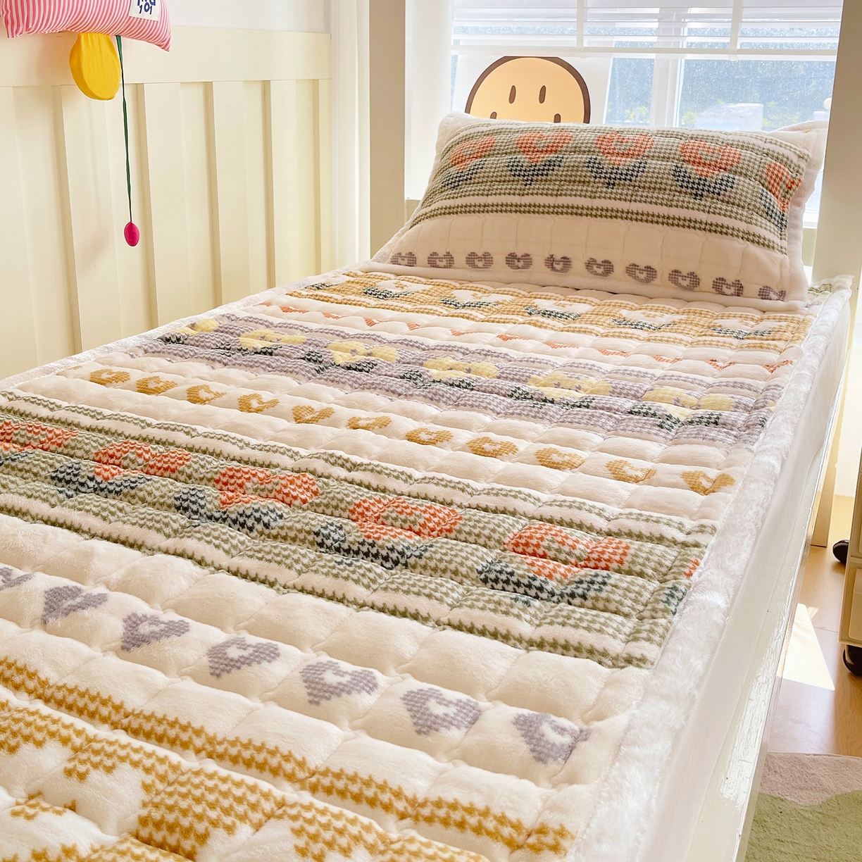 91家纺网 家纺一手货源 找家纺 金鑫汇家纺 2025新款加厚牛奶豆豆绒暖绒包边床褥垫 学生床：同心千鸟格