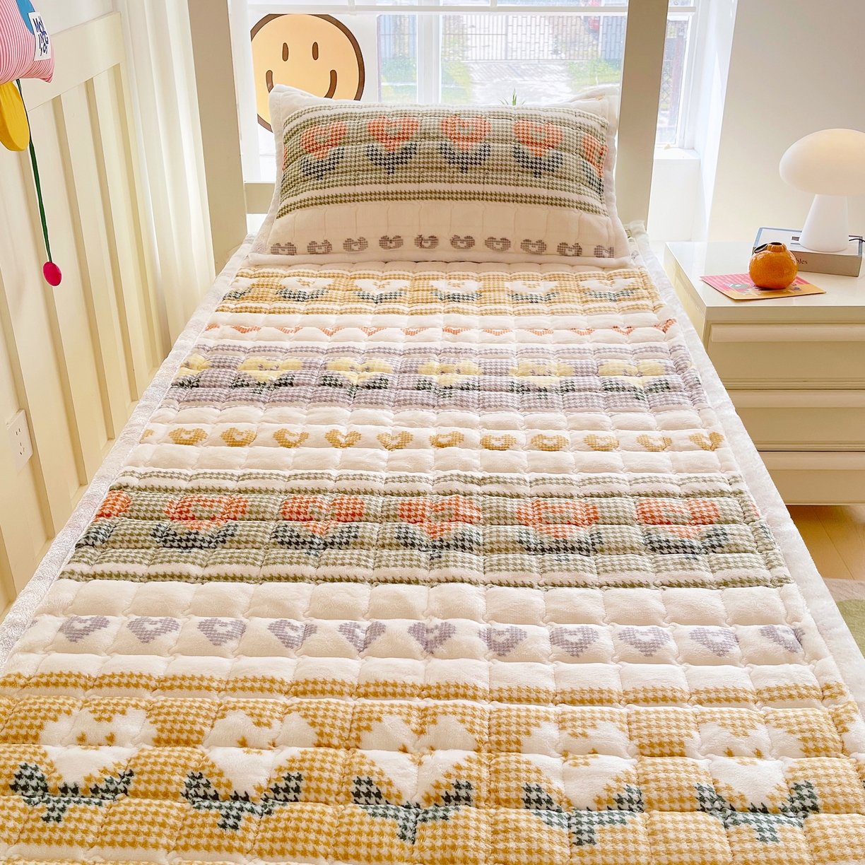 91家纺网 家纺一手货源 找家纺 金鑫汇家纺 2025新款加厚牛奶豆豆绒暖绒包边床褥垫 学生床：同心千鸟格