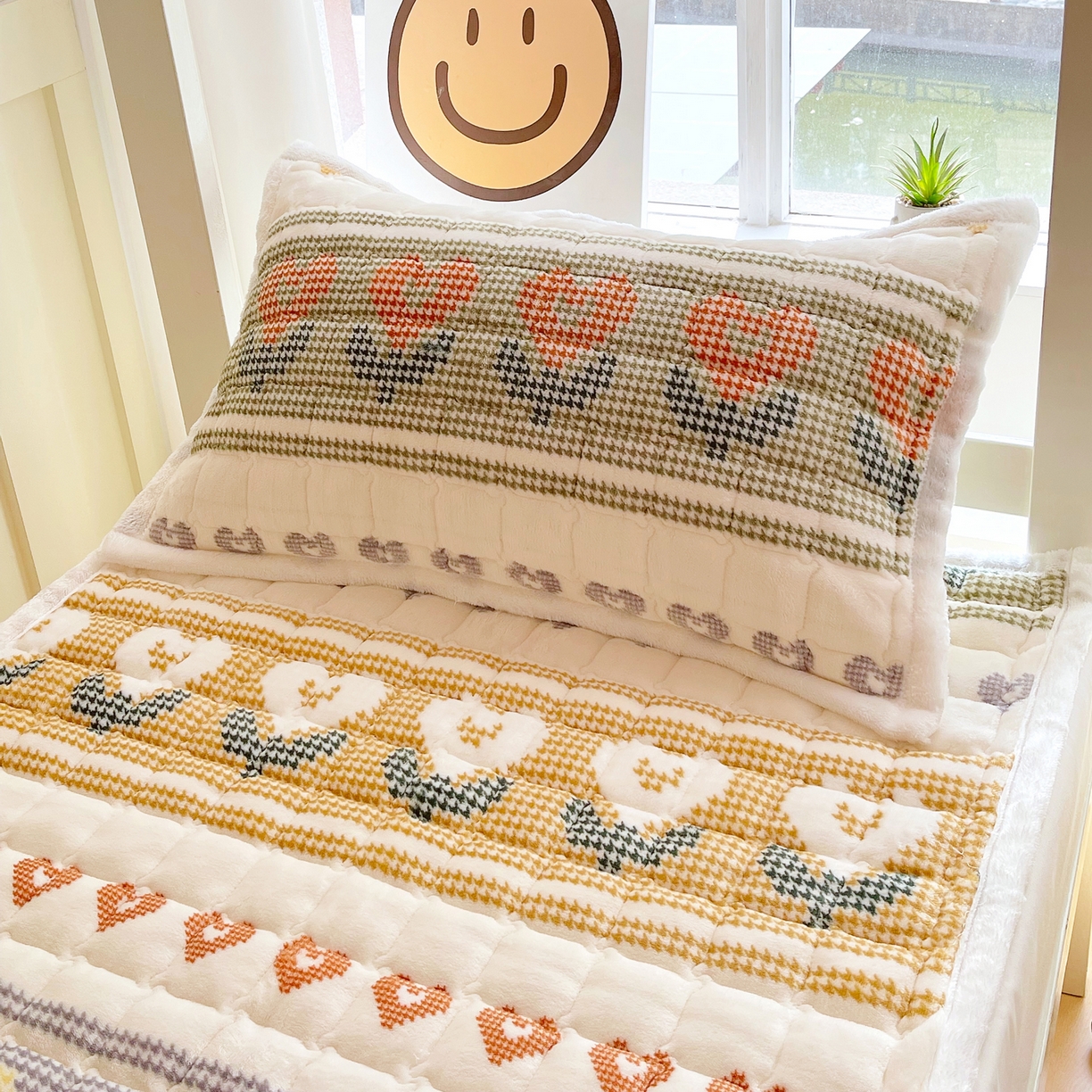 91家纺网 家纺一手货源 找家纺 金鑫汇家纺 2025新款加厚牛奶豆豆绒暖绒包边床褥垫 学生床：同心千鸟格