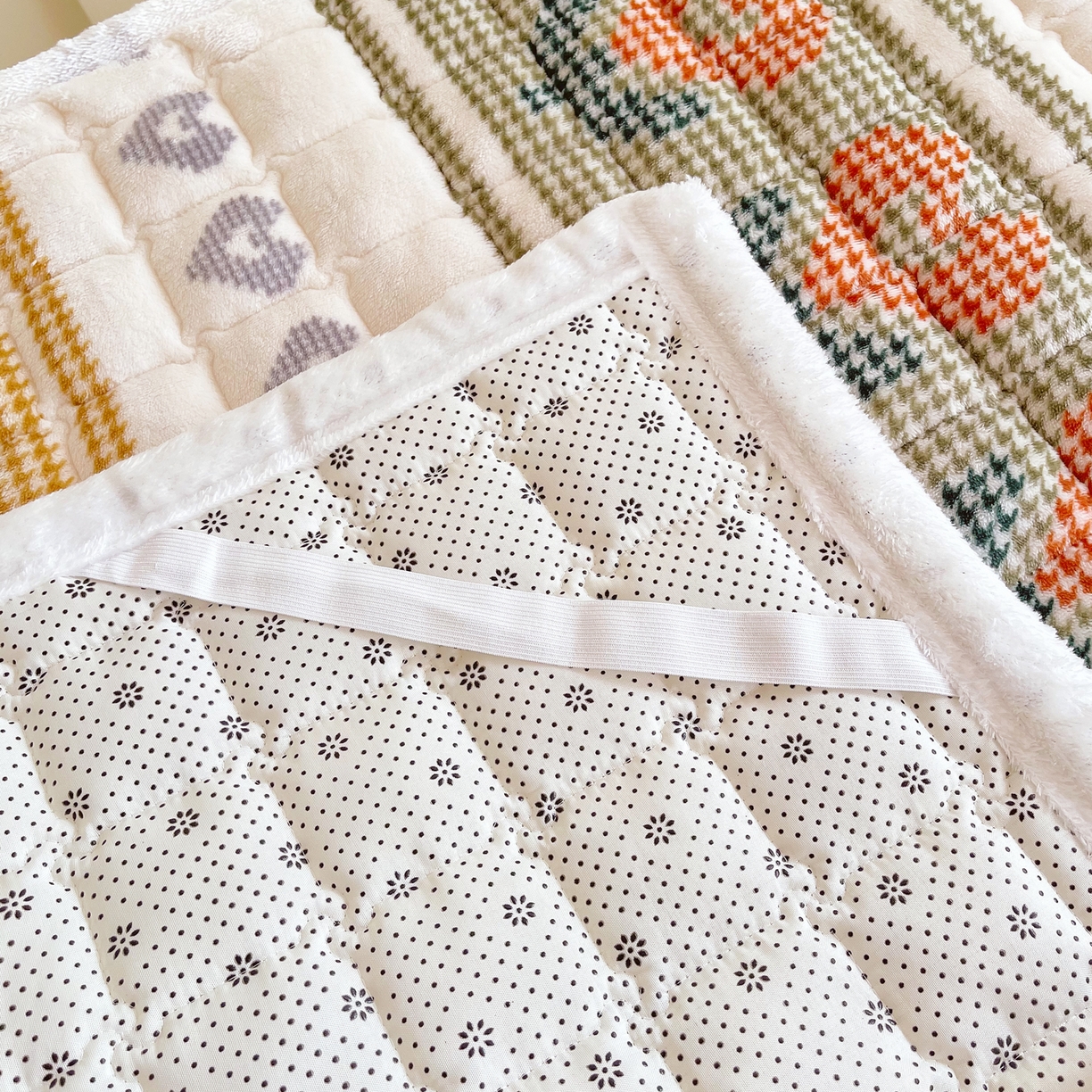 91家纺网 家纺一手货源 找家纺 金鑫汇家纺 2025新款加厚牛奶豆豆绒暖绒包边床褥垫 学生床：同心千鸟格