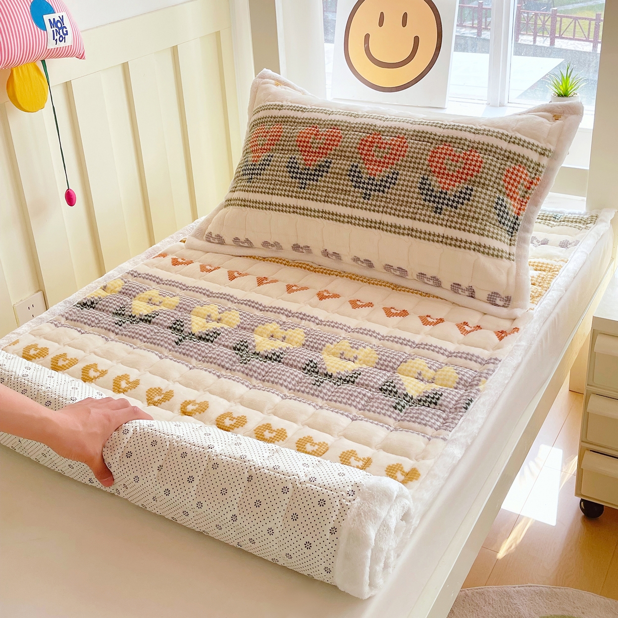 91家纺网 家纺一手货源 找家纺 金鑫汇家纺 2025新款加厚牛奶豆豆绒暖绒包边床褥垫 学生床：同心千鸟格