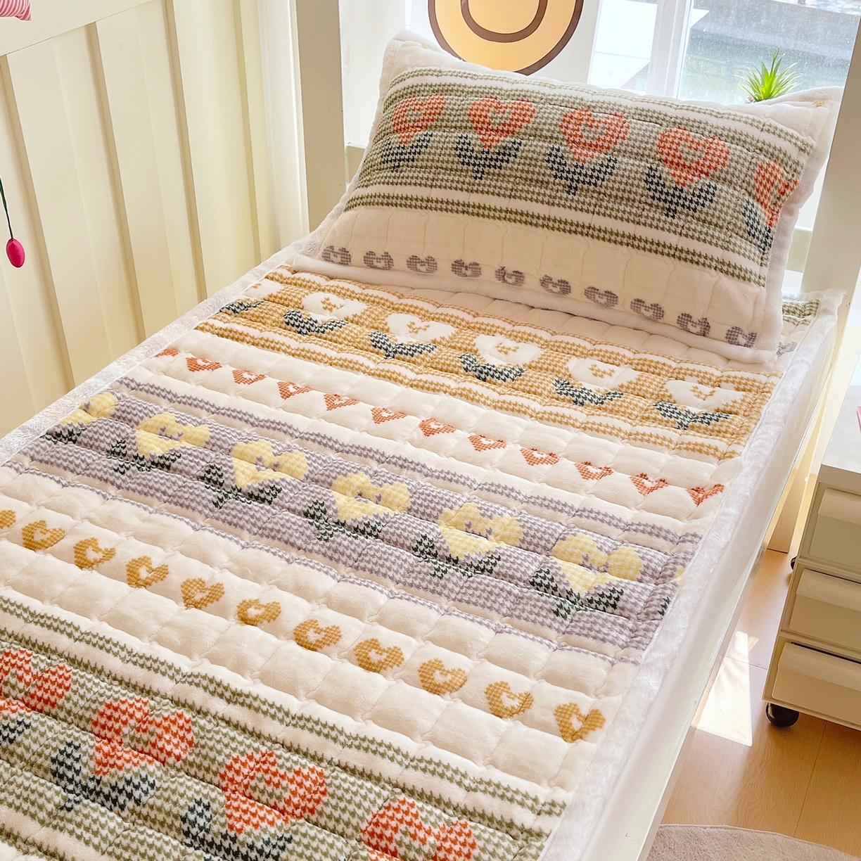 91家纺网 家纺一手货源 找家纺 金鑫汇家纺 2025新款加厚牛奶豆豆绒暖绒包边床褥垫 学生床：同心千鸟格