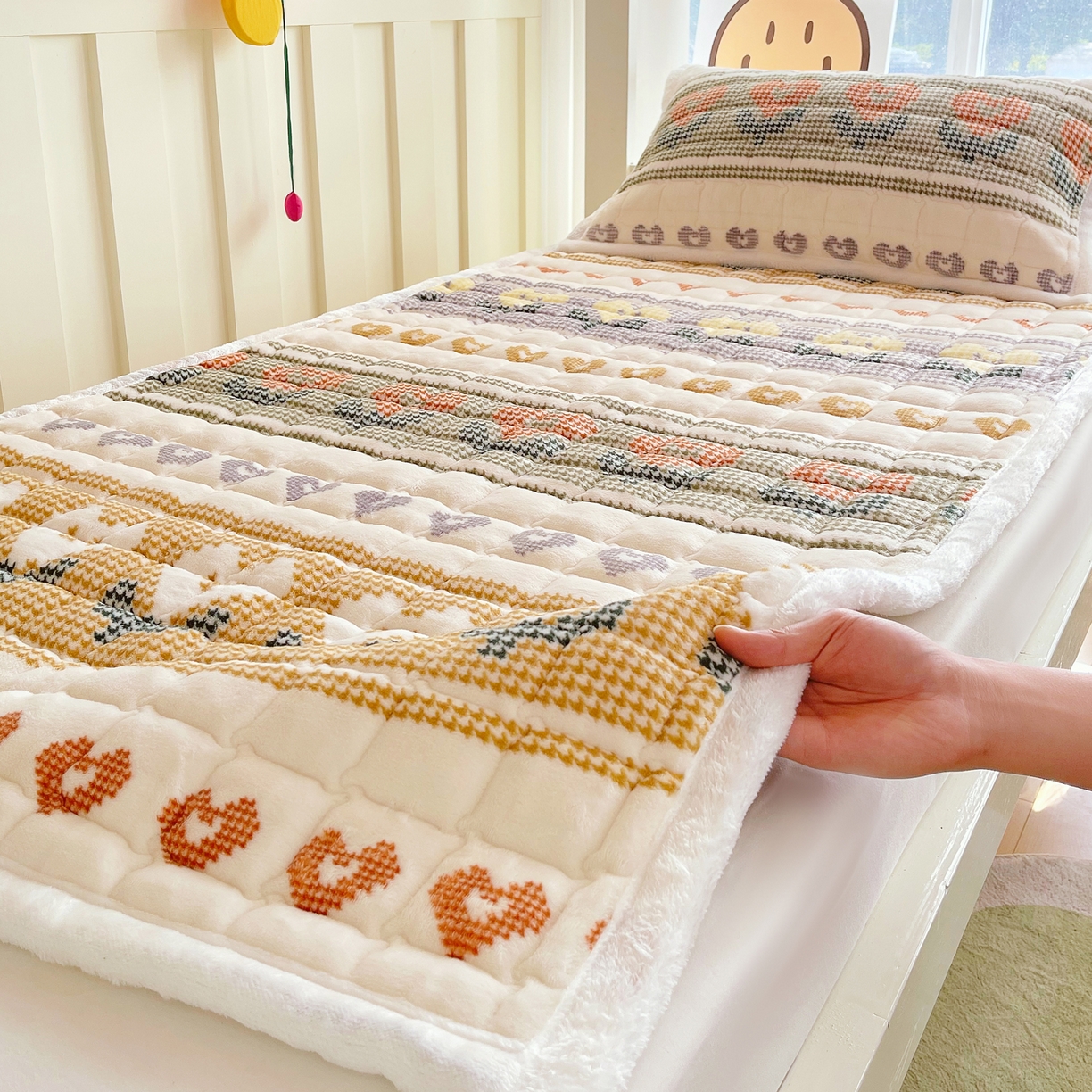 91家纺网 家纺一手货源 找家纺 金鑫汇家纺 2025新款加厚牛奶豆豆绒暖绒包边床褥垫 学生床：同心千鸟格