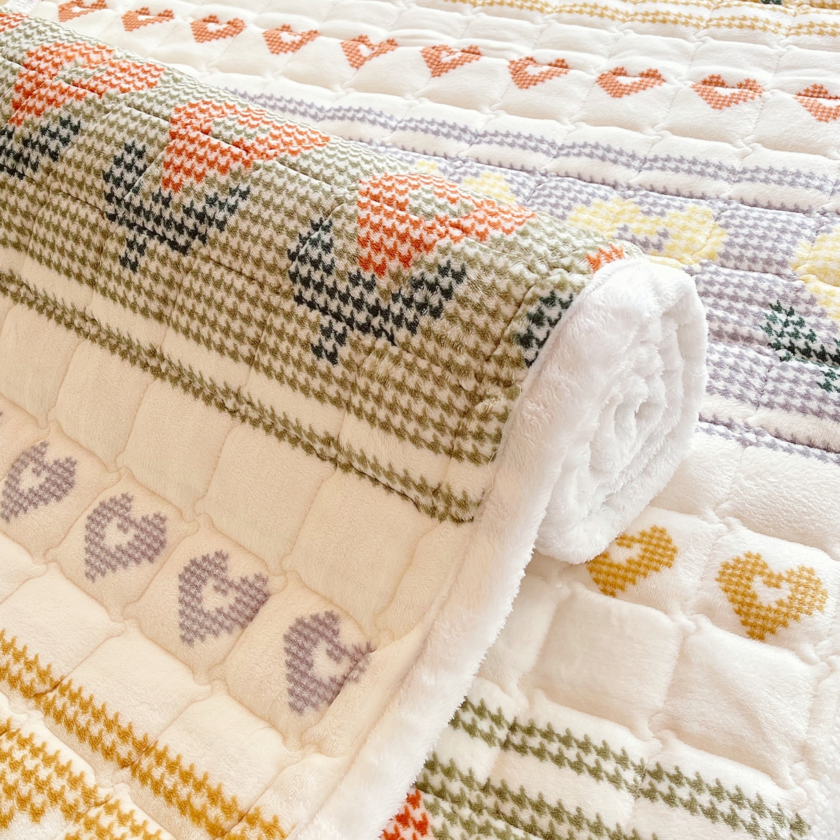 91家纺网 家纺一手货源 找家纺 金鑫汇家纺 2025新款加厚牛奶豆豆绒暖绒包边床褥垫 学生床：同心千鸟格