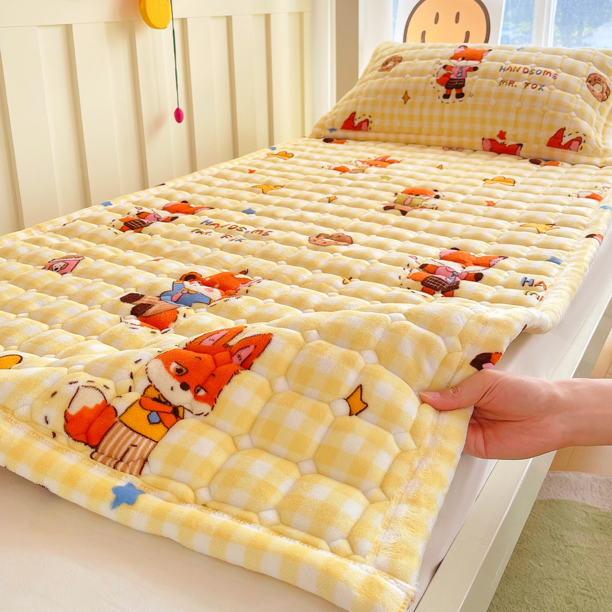 91家纺网 家纺一手货源 找家纺 金鑫汇家纺 2025新款加厚牛奶豆豆绒暖绒包边床褥垫 学生床：狐狸先生