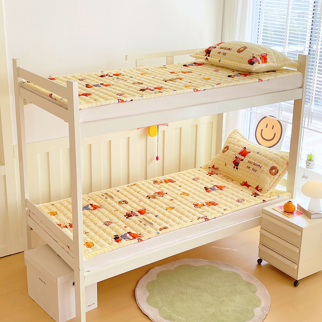 91家纺网 家纺一手货源 找家纺 金鑫汇家纺 2025新款加厚牛奶豆豆绒暖绒包边床褥垫 学生床：狐狸先生